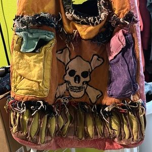 one strap skull bag 2 outside pockets 1 big pocket on inside
